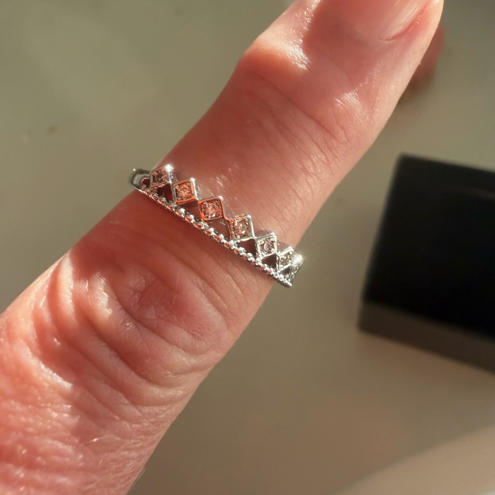 Elegant Silver Diamond Pattern Ring - image 1